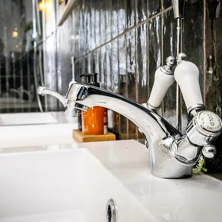 5 Precentors Court *