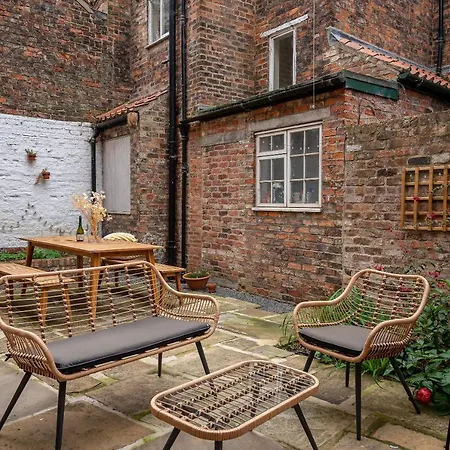 5 Precentors Court *