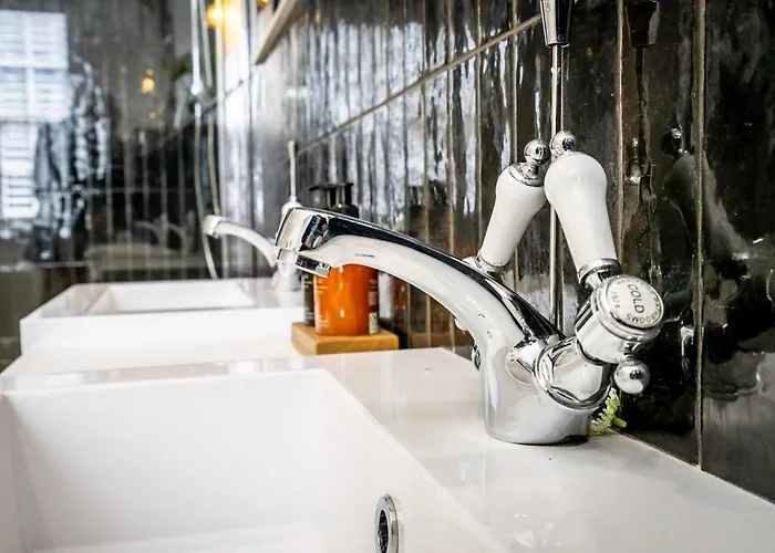 5 Precentors Court *