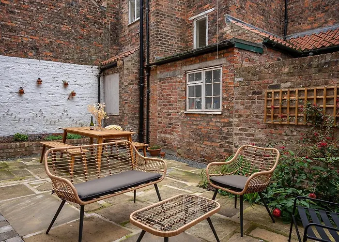 5 Precentors Court *