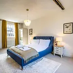 5 Precentors Court Tatil Evi *